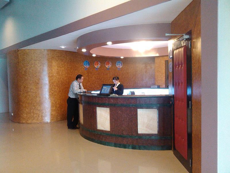 Icon Hotel Manila Bagian luar foto