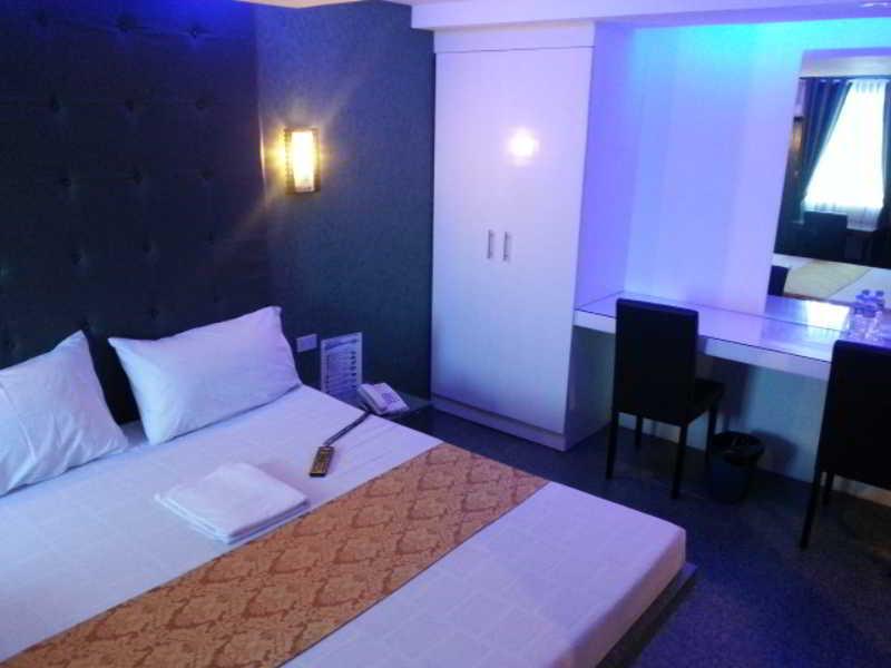 Icon Hotel Manila Bagian luar foto