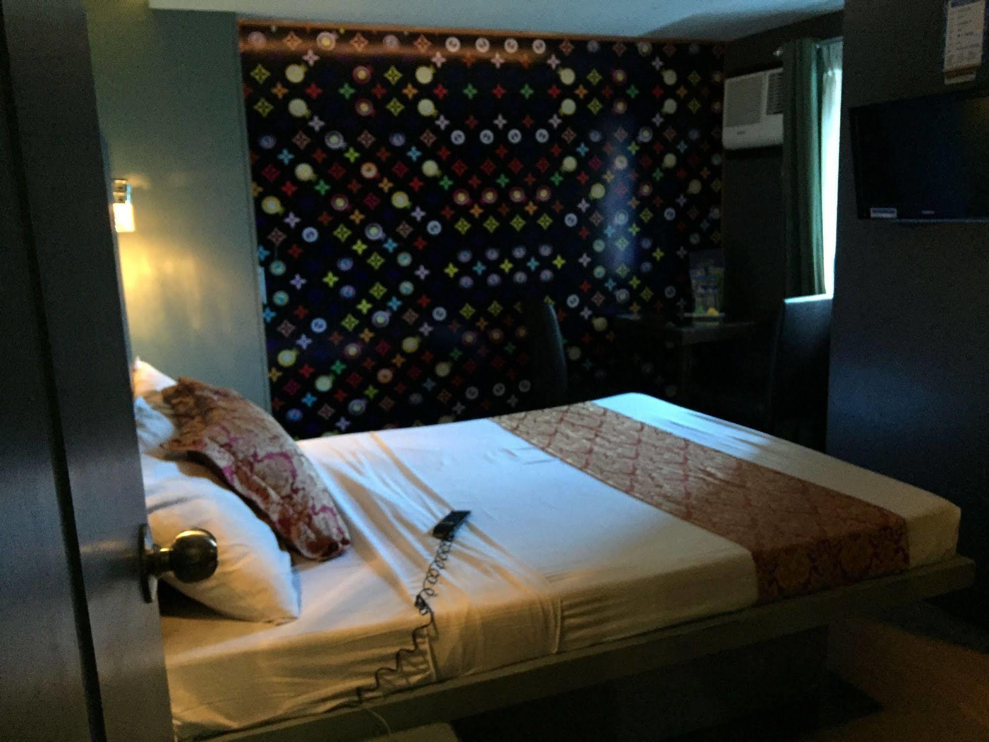 Icon Hotel Manila Bagian luar foto