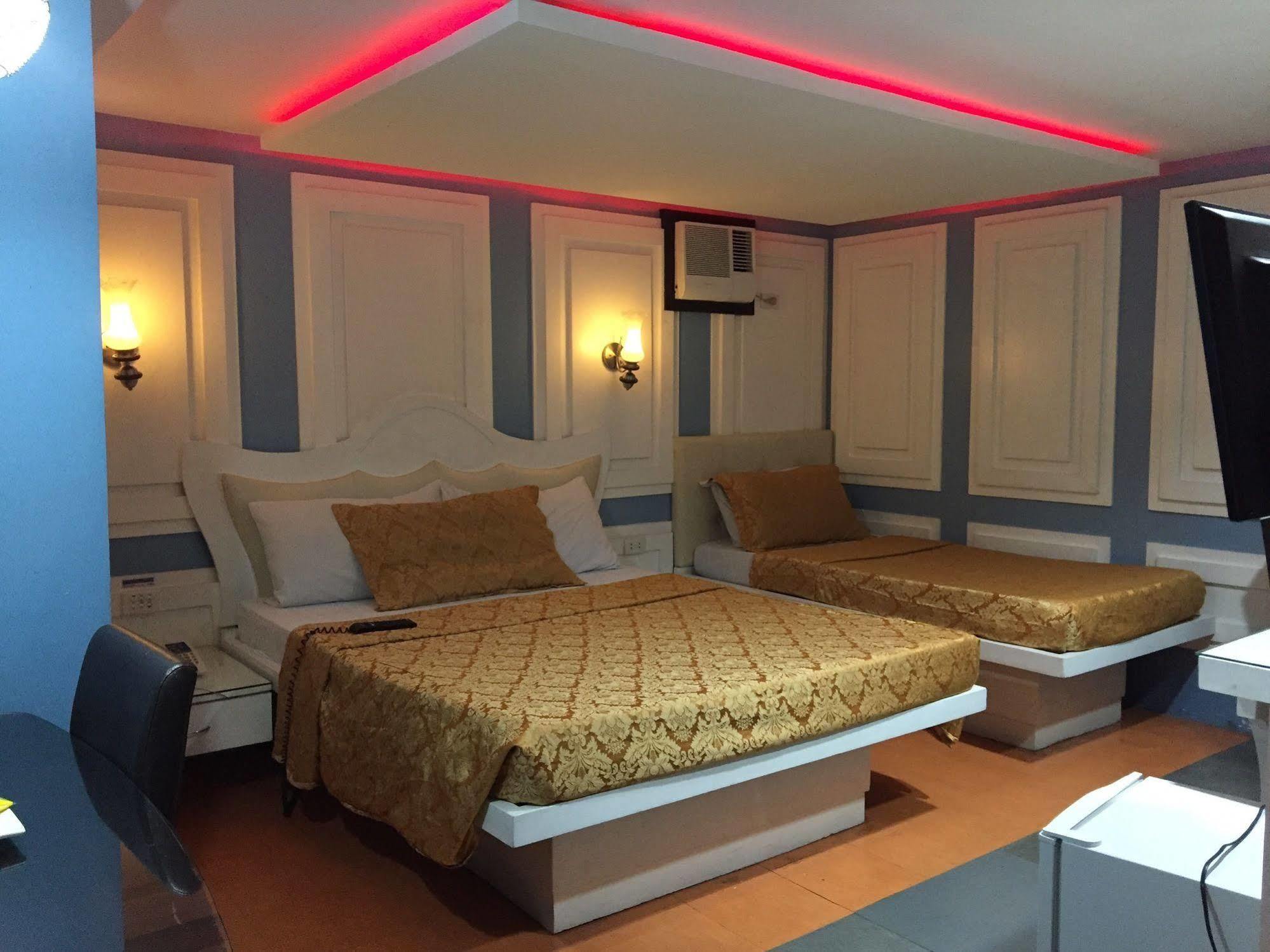 Icon Hotel Manila Bagian luar foto