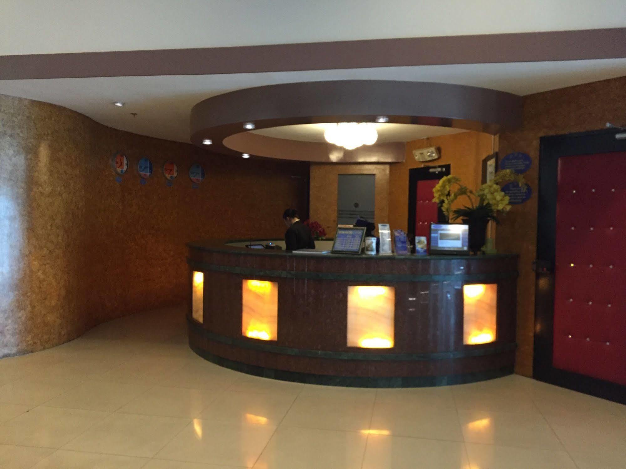 Icon Hotel Manila Bagian luar foto