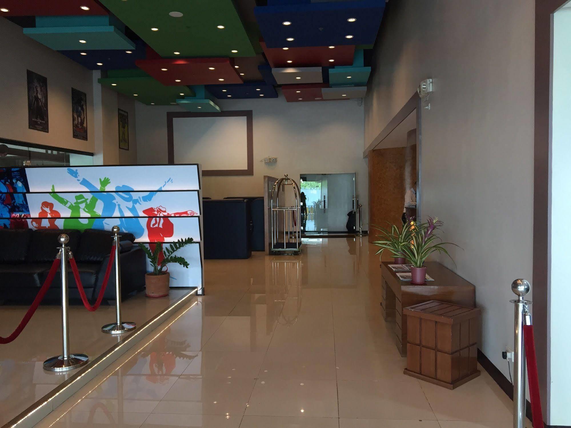 Icon Hotel Manila Bagian luar foto