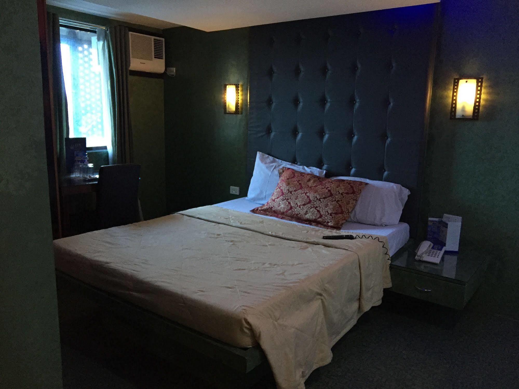 Icon Hotel Manila Bagian luar foto