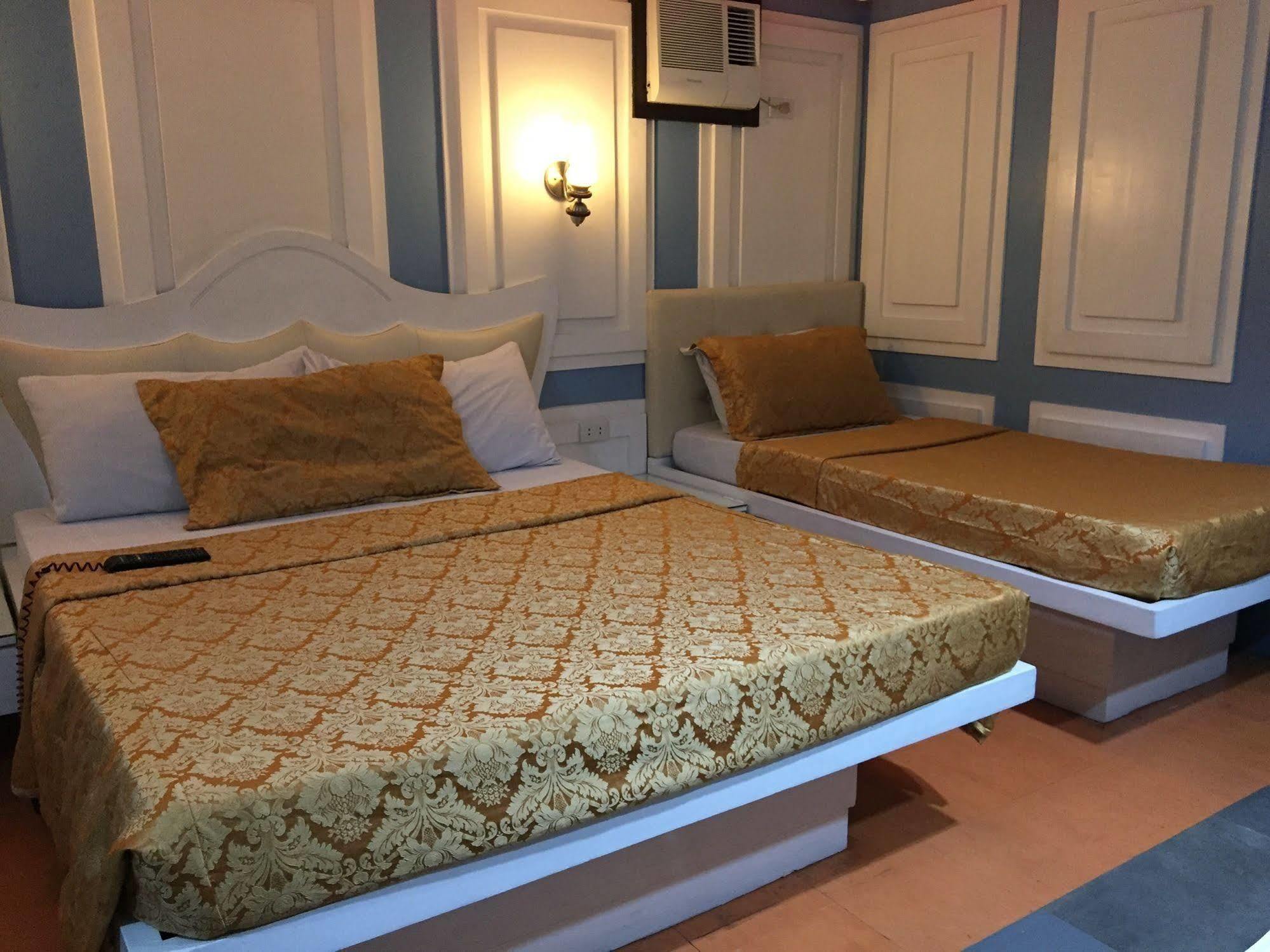 Icon Hotel Manila Bagian luar foto