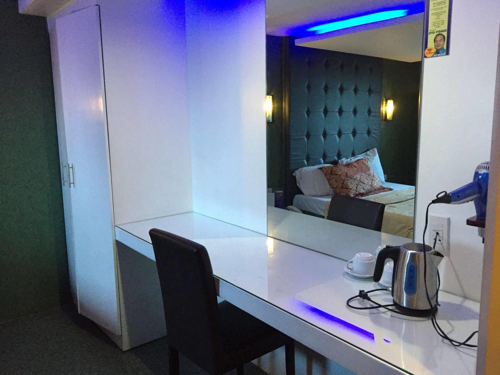 Icon Hotel Manila Bagian luar foto
