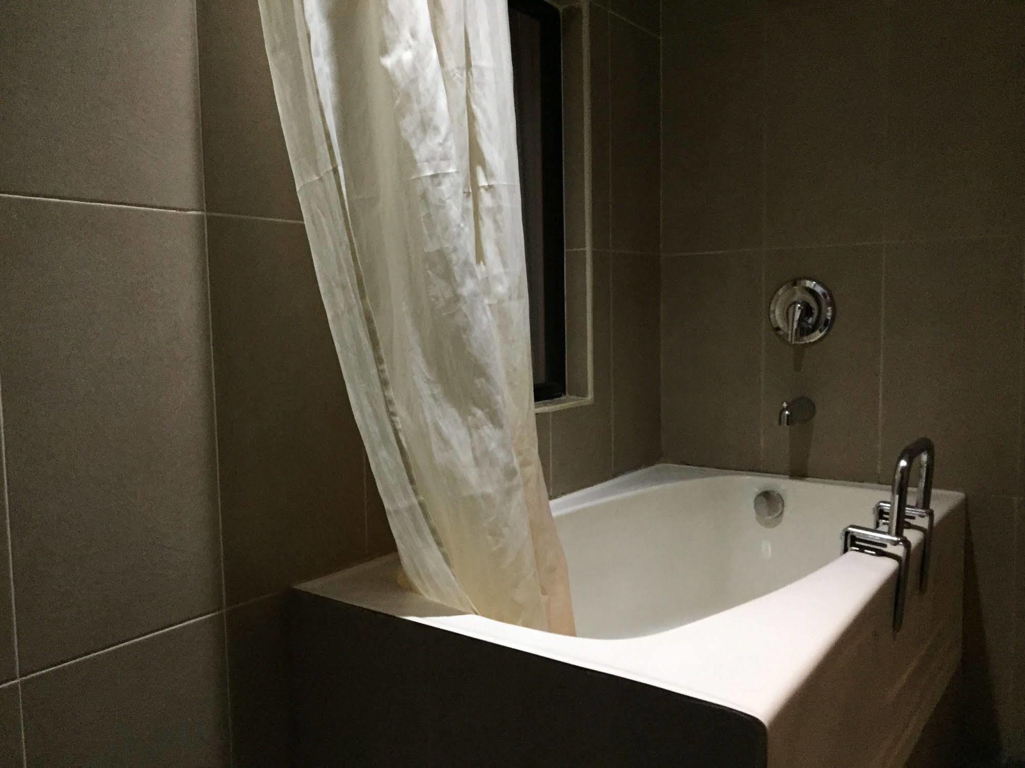 Icon Hotel Manila Bagian luar foto